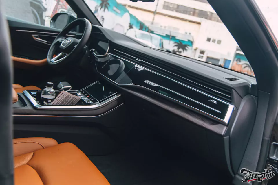 Оклеили Audi Q8 серым матовым полиуретаном, установили усиленные тормозные диски и колодки, окрасили суппорта, сделали антихром, произвели комплекс детейлинг-услуг